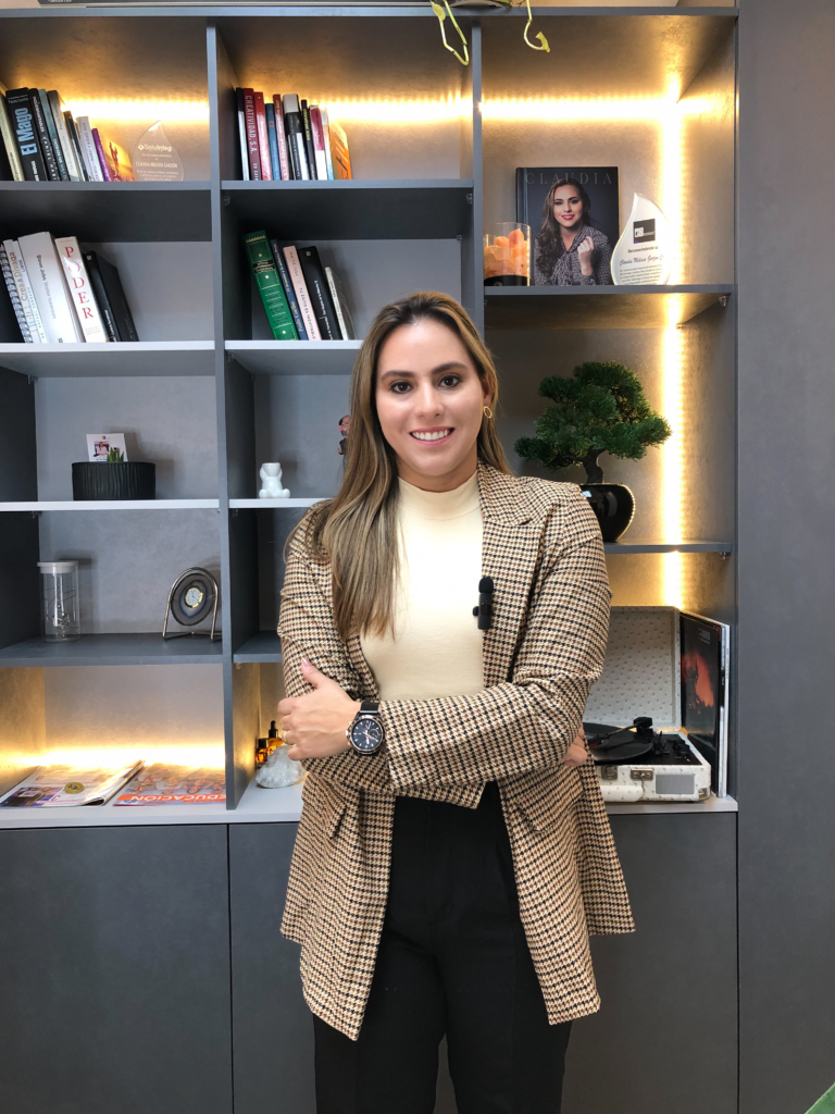 Consultora experta en nómina con certificaciones internacionales